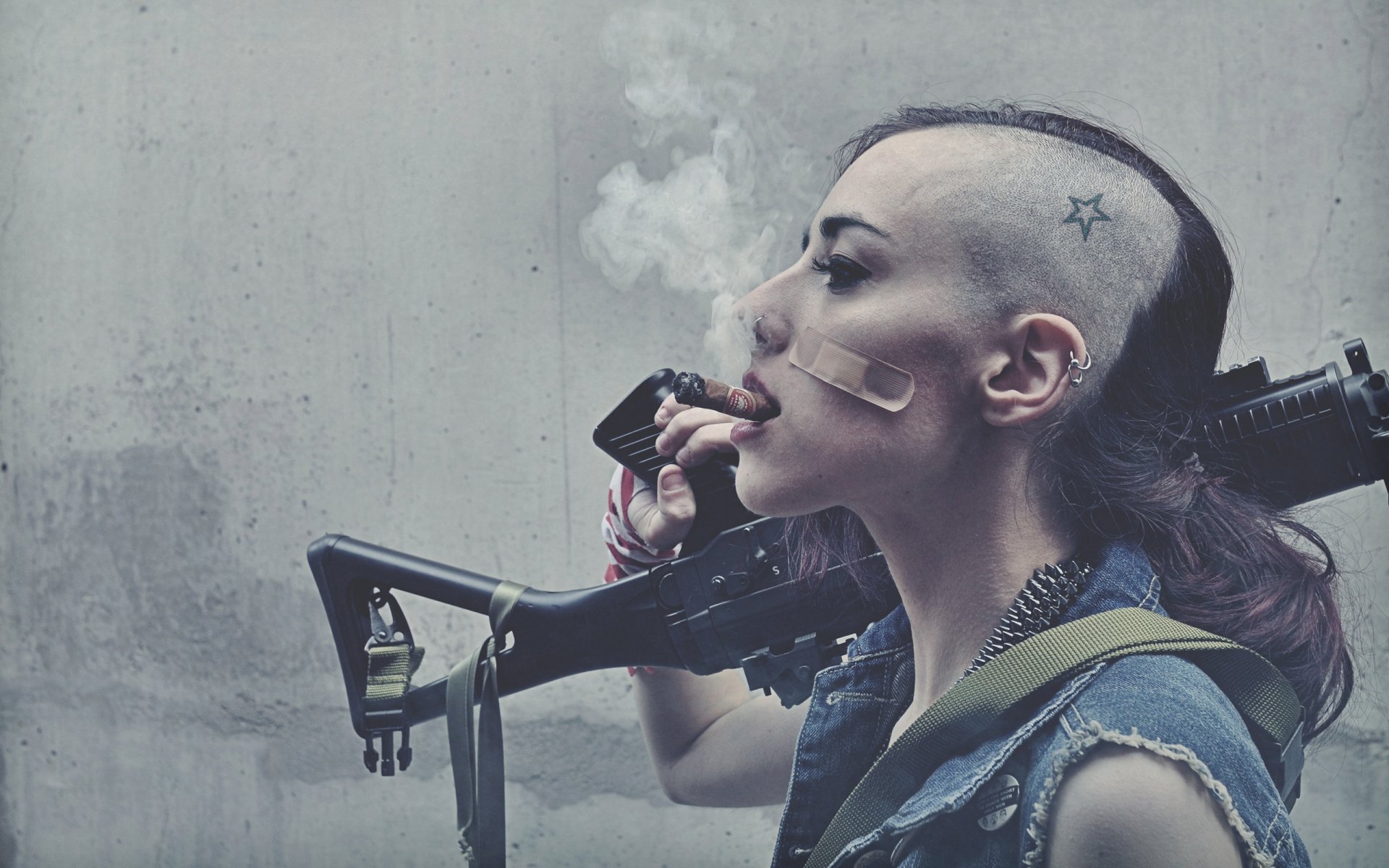 tank girl brunette coupe de cheveux tatouage cigare fumer arme