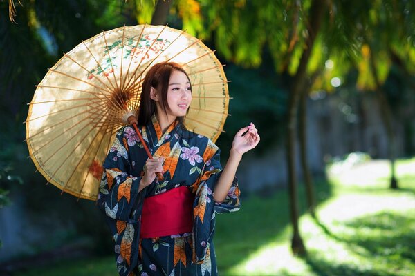 Asiatisches Mädchen mit Regenschirm schönes Foto