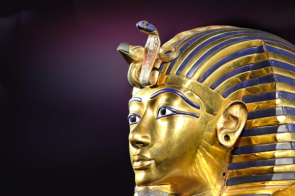 Maska Tutanchamona na fioletowym tle