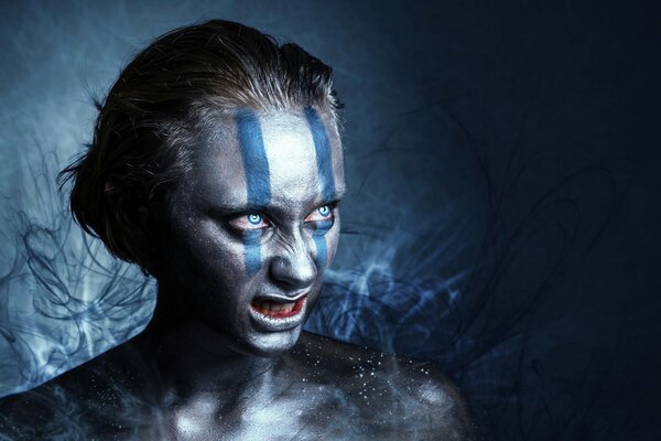 Fantasy-Make-up-Mädchen mit blauen Streifen