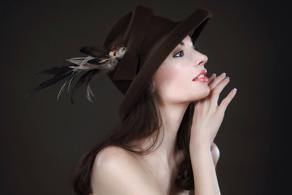 Photo d une fille dans un chapeau avec une plume