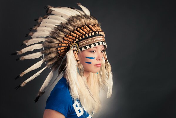 Chica con sombrero de plumas