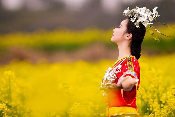 Belle fille dans le style asiatique