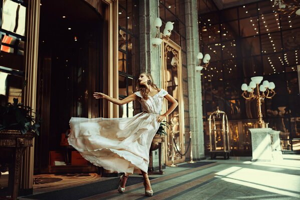 Glamour chica con el desarrollo en el viento vestido