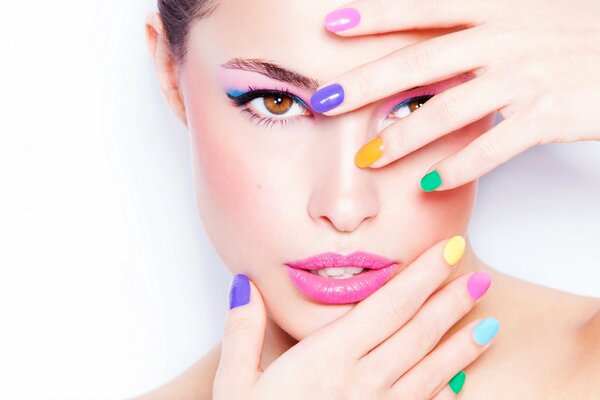 Manicure e trucco dai colori vivaci