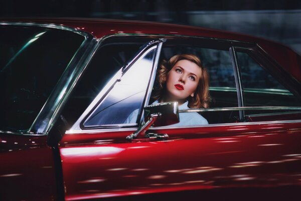 Pelirroja chica en coche rojo