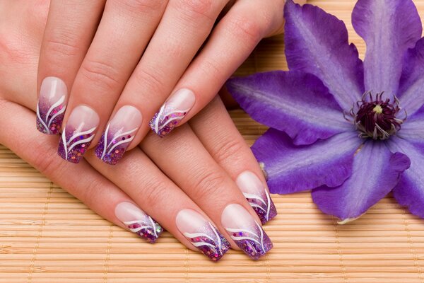 Delikatny liliowy manicure z białymi paskami