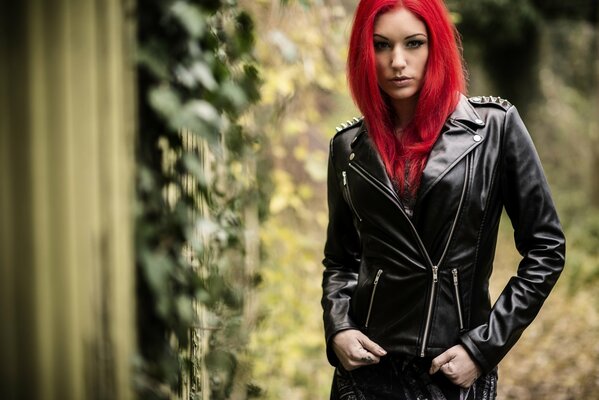 Chica en una chaqueta de cuero con el pelo rojo