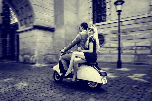 Chico con chica en moto