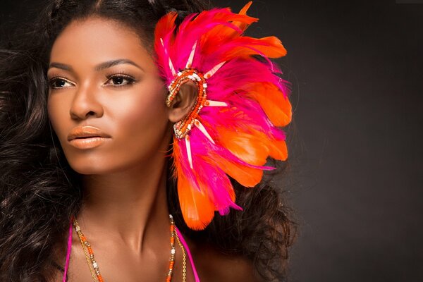 Fille à la peau foncée bouclée avec une décoration en plumes sur l oreille