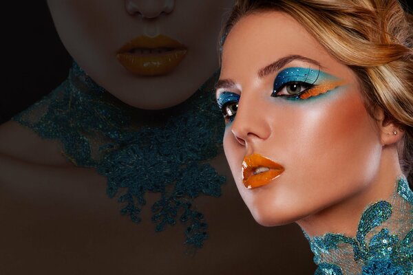 Stylowy makijaż dla modelki. Jasny niebieski perłowy cień podkreśla piękno oczu