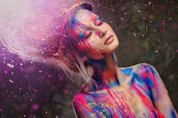 Fille avec les yeux fermés dans les peintures de Holi