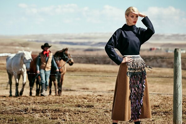 Photographie dans le style du Far West. Cow-Boy, cheval et fille