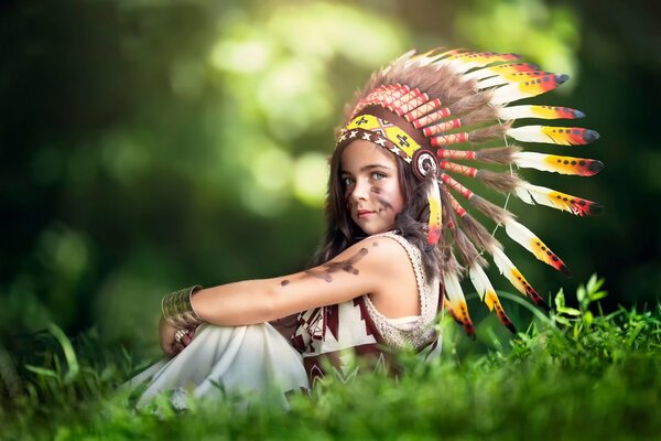 Niña tocado plumas