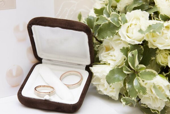 Anillos de boda y rosas delicadas