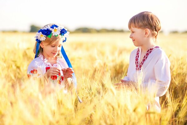 Kinder in Kränzen auf einem Weizenfeld