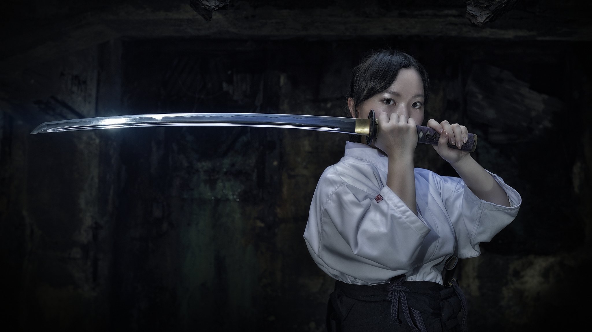 ragazza asiatica vista kimono armi katana