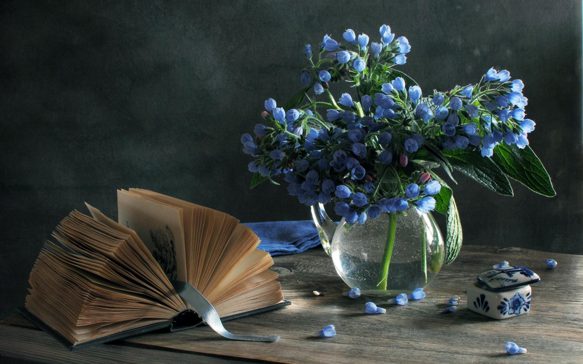 stillleben vase blumen blau frühling buch schatulle