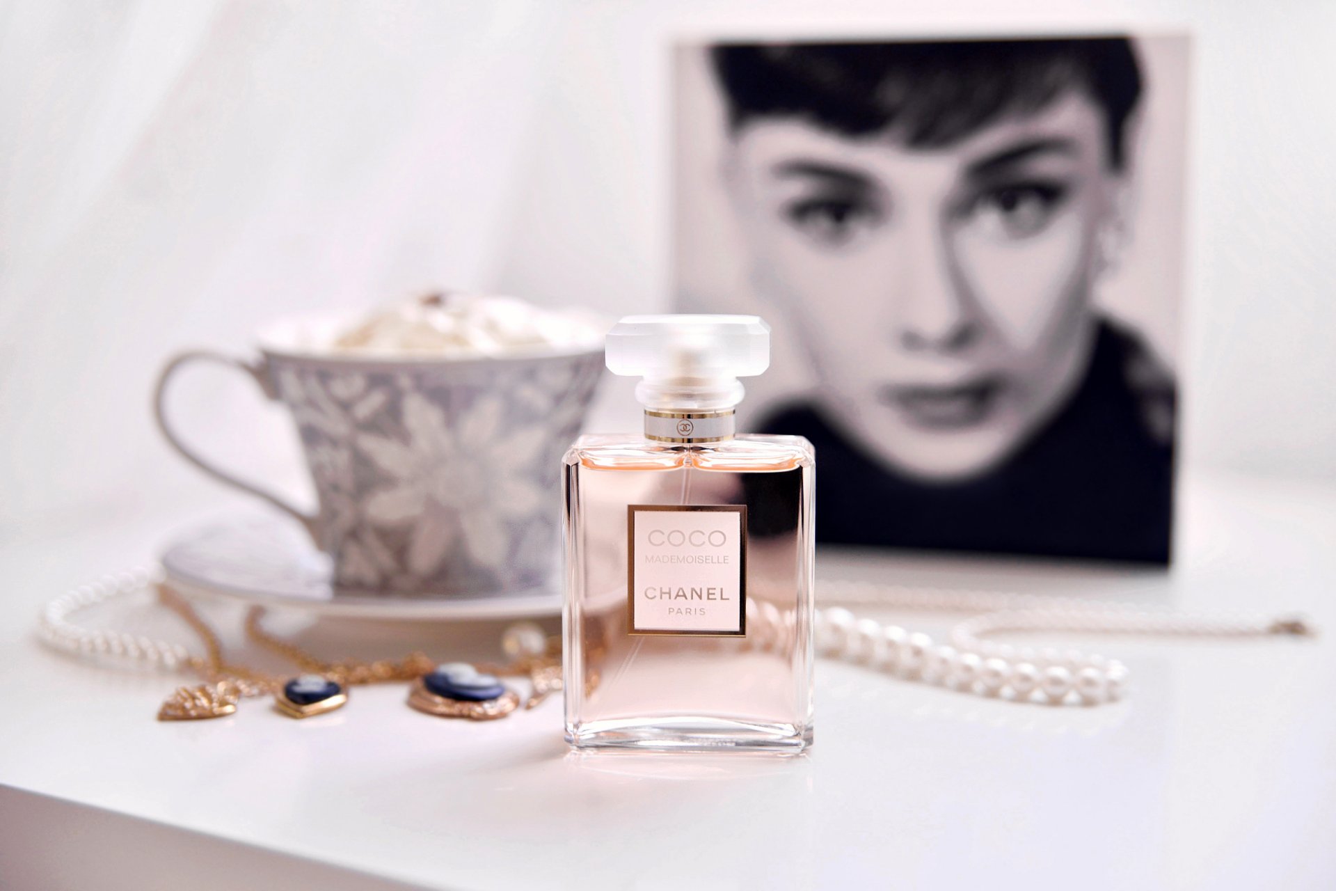 chanel coco mademoiselle perfume taza platillo cuentas joyas colgantes cadenas retrato cara chica audrey hepburn