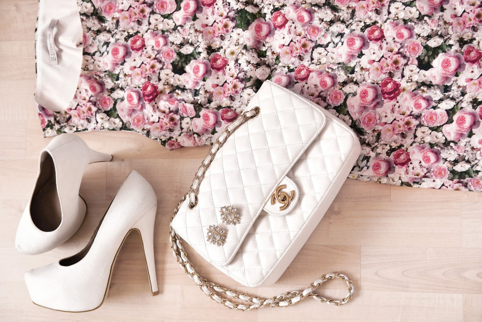 robe fleurs roses chaussures blanc sac chanel vêtements femmes style