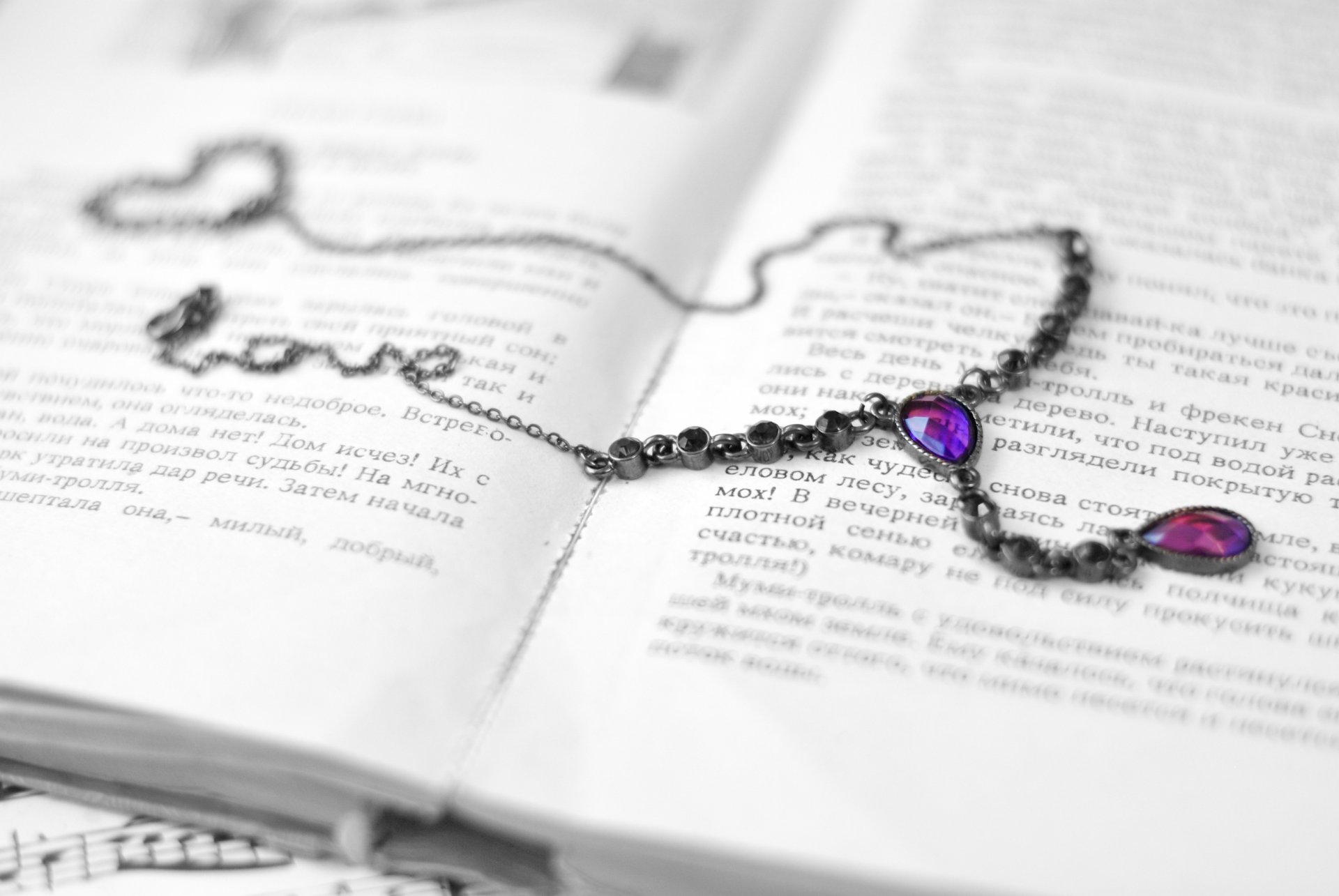 tyle decoration accessories necklace string pendant stones purple book pages the text background wallpaper wallpaper