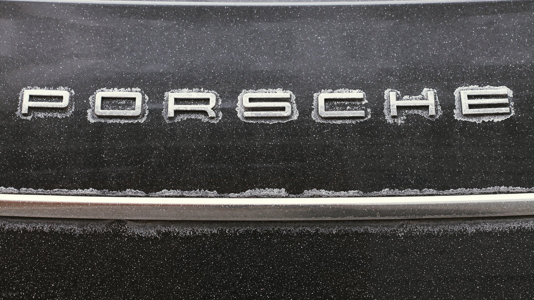 schnee porsche auto schneeflocken streifen metall