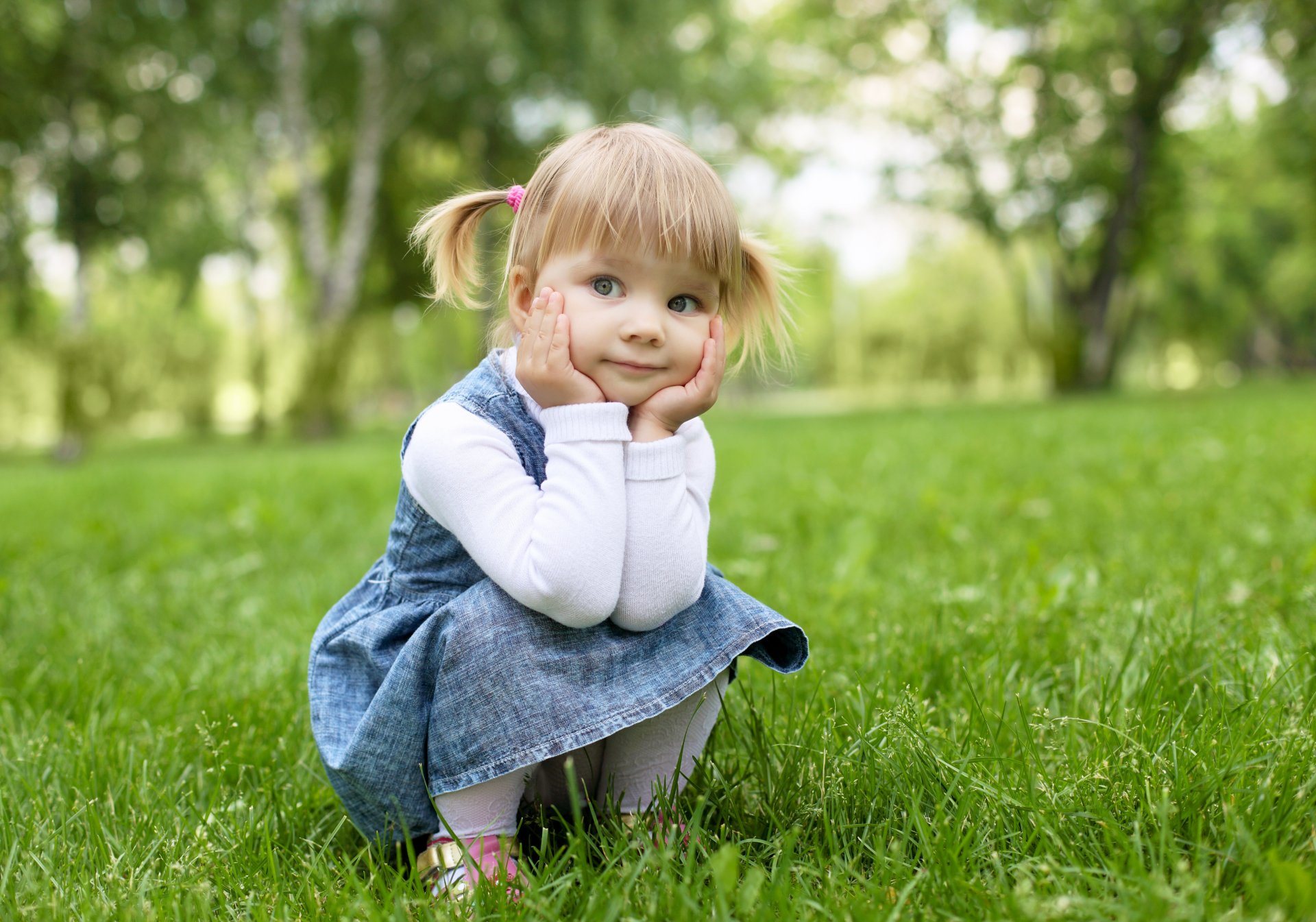 chica con estilo felicidad bebé infancia niña rubia bonita estilo belleza moda feliz parque árboles jardín niños divertido niña rubia hermosa lindo