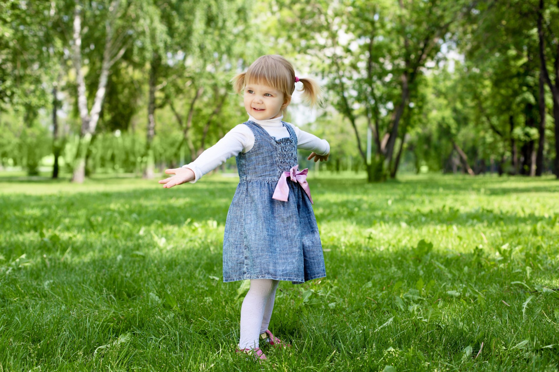 chica con estilo felicidad bebé infancia niña rubia bonita estilo belleza moda feliz parque árboles jardín niños divertido niña rubia hermosa lindo