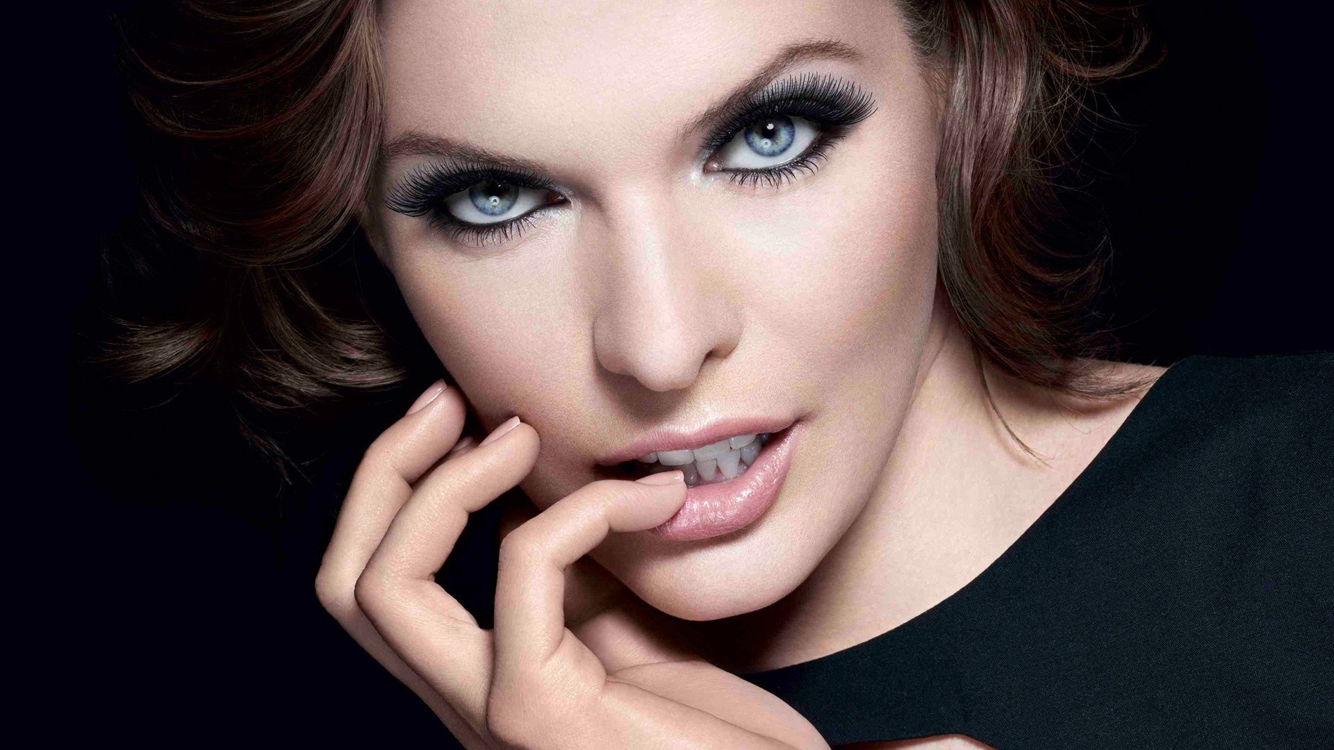 milla jovovich fille actrice style visage main regard yeux