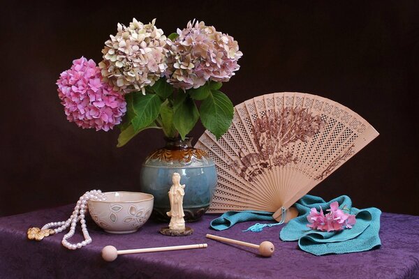 The combination of a fan with beautiful hydrangeas