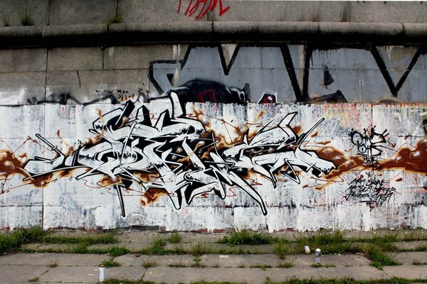 Weißes Graffiti an der Wand im wilden Stil