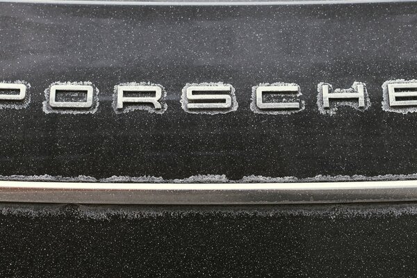 Auto in Schneeflocken im Porsche-Schnee