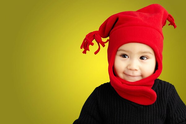 Ritratto di un ragazzo divertente ed elegante in un cappello rosso