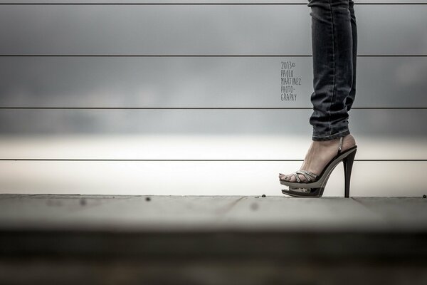 Fille en jeans et talons dans le profil