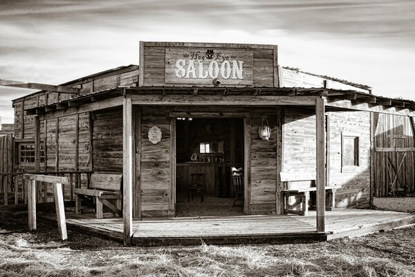 Barra de salón de madera del salvaje oeste en blanco y negro