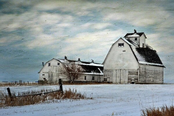 Dom stodoła i pole śniegu