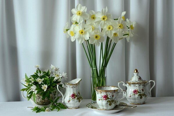 Ensemble de thé et fleurs blanches