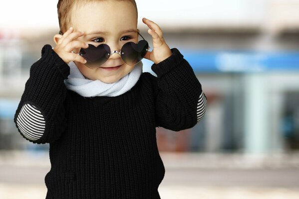 Elegante bebé con gafas de sol en la calle