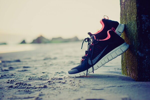 Photo de baskets pour femmes sur la plage