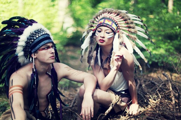 Indianer im Wald entspannen sich in der Natur