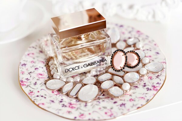 Parfum Dolce & Gabbana sur fond clair