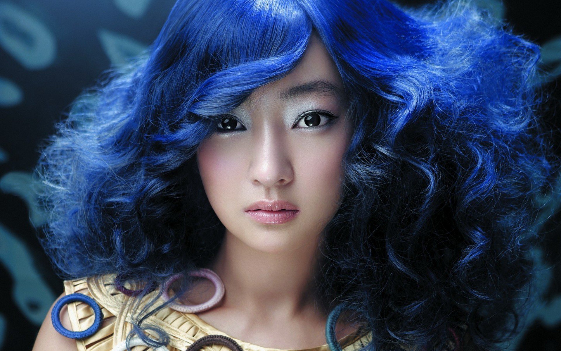 fille asiatique cheveux bleus visage