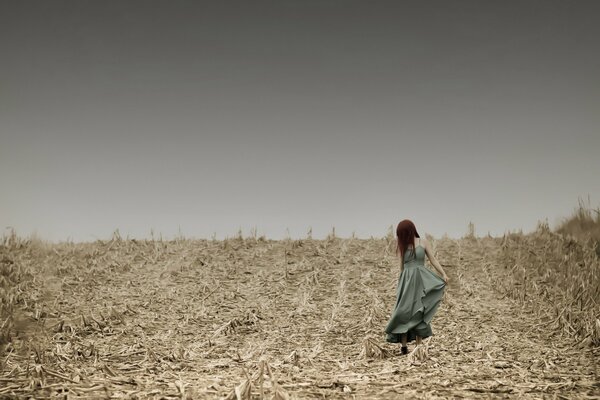 Mädchen in einem langen Kleid im Feld