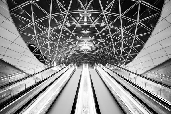 U-Bahn-Architektur. Rolltreppe und Lampen