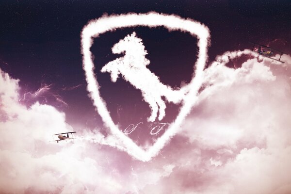 El signo de Ferrari de las nubes que dibujó el piloto de un avión de planeador, contra un cielo con grandes nubes blancas