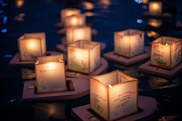 Lanternes en papier chinoises sur l eau