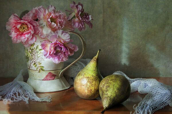 Naturaleza muerta flores y peras en la mesa