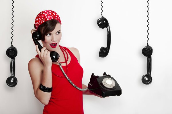 Fille avec téléphone. Style Vintage