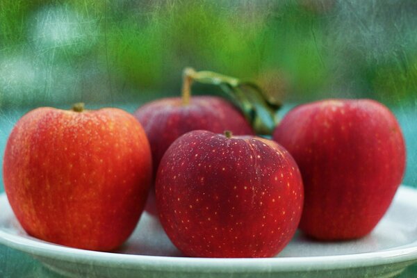 Pommes rouges mûres sur une assiette