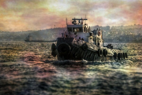 Un barco antiguo navega por el mar